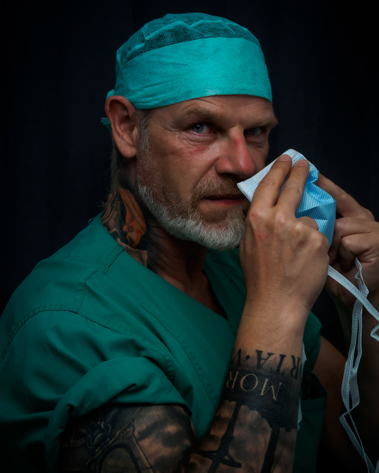 Retrato editorial de un cirujano quitándose la mascarilla